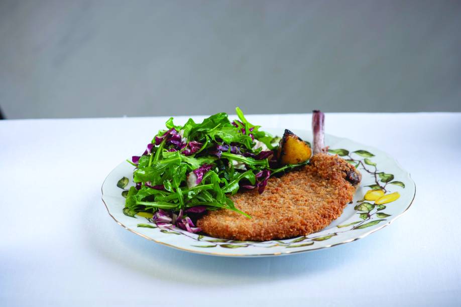 Costeleta de porco à milanesa com salada de rúcula selvagem e radicchio Costeleta de porco à milanesa com salada de rúcula selvagem e radicchio