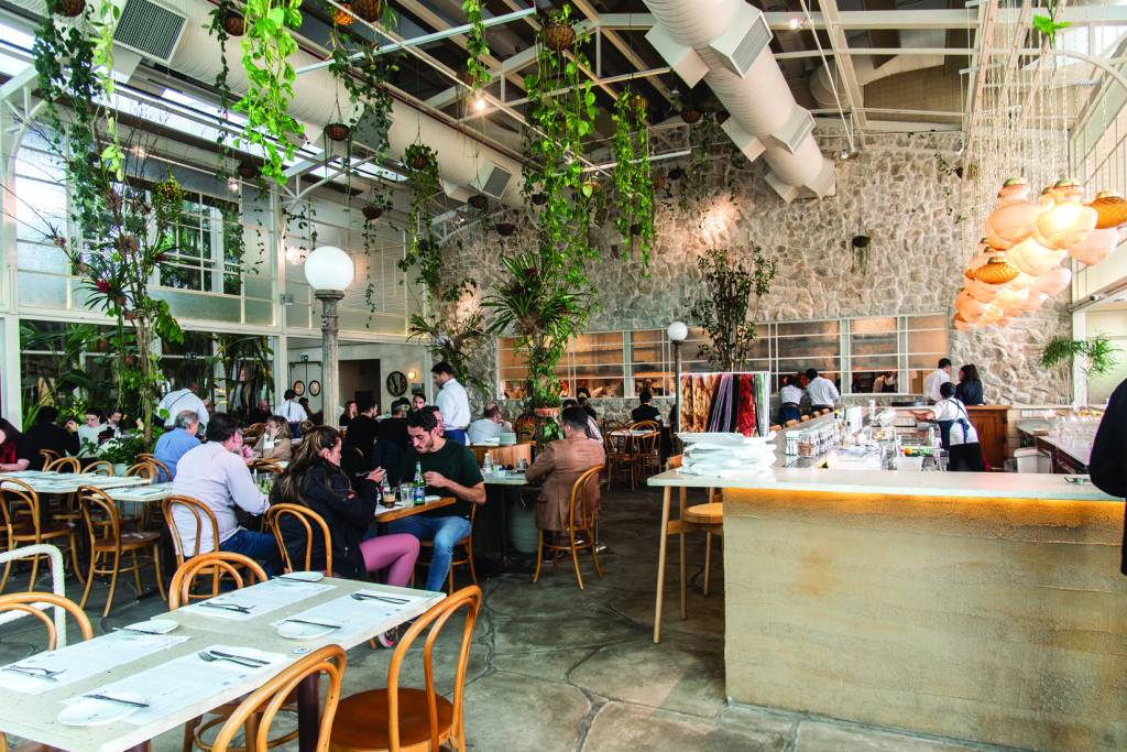 Sobe e desce: Quem perde e quem ganha estrelas no guia COMER & BEBER 2025