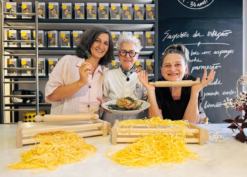 Ana Soares, do Mesa III Pastifício, recebe Mara Salles e Neide Rigo