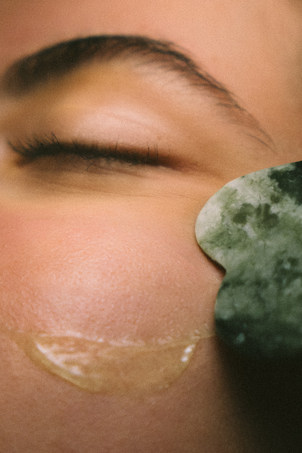 Terapia com gua sha para o rosto