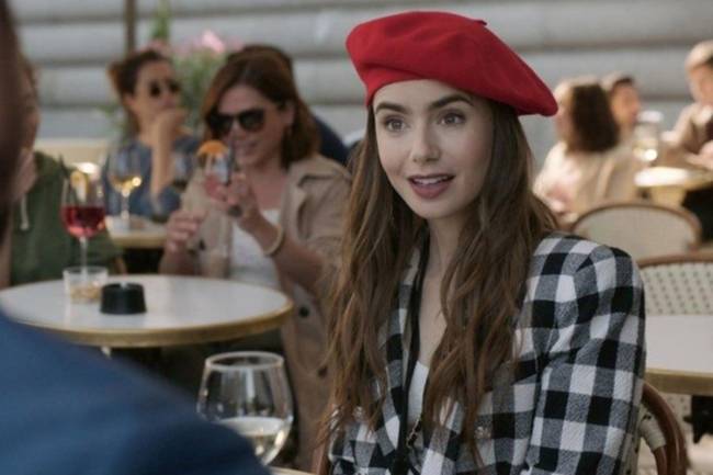 SERIE 4 EMILY EM PARIS Crédito Netflix Divulgação Lily Collins em 'Emily em Paris'