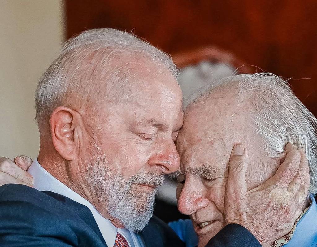 Lula cancela agenda do dia e comparece ao velório de Mino Carta, em SP