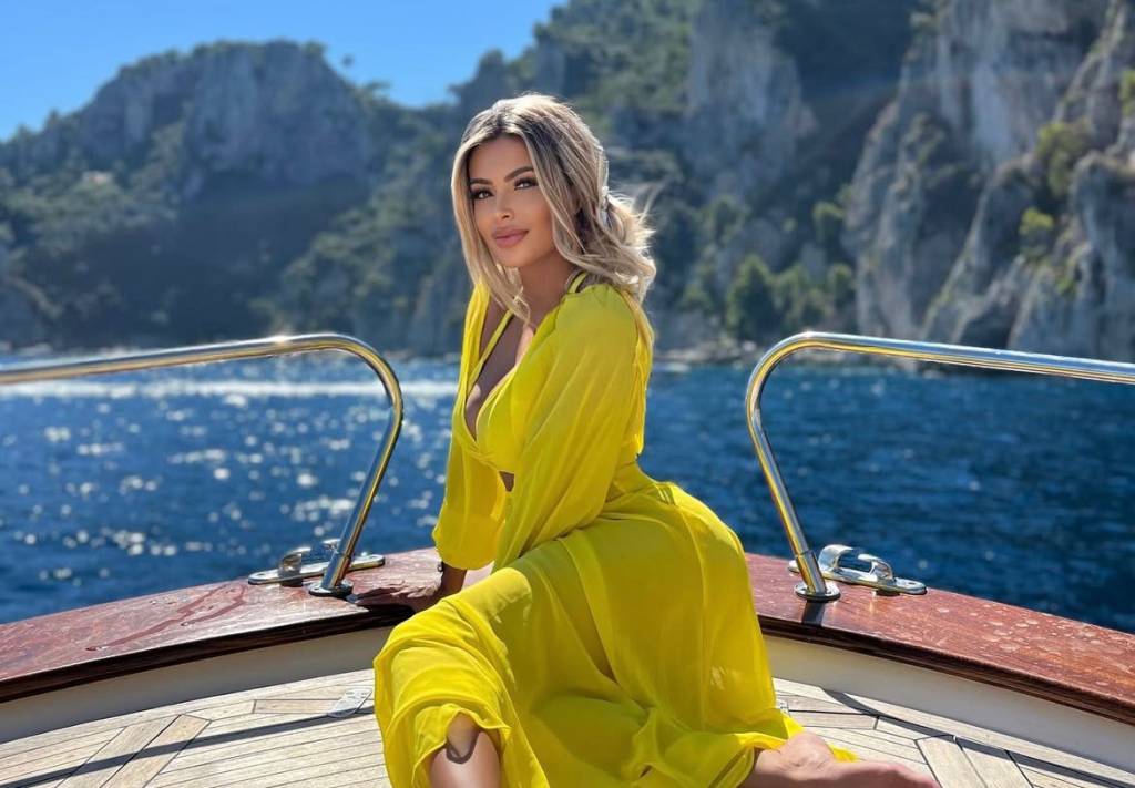 Modelo eleita como “mulher perfeita” por IA é vítima de violência doméstica