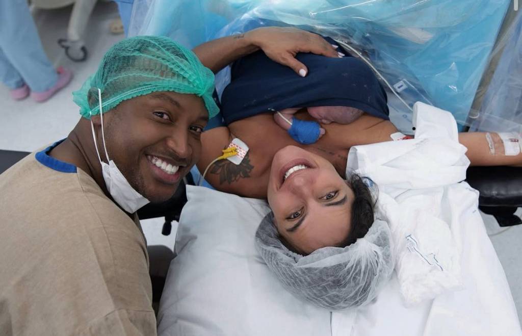 Thiaguinho e Carol Peixinho anunciam o nascimento de primeiro filho