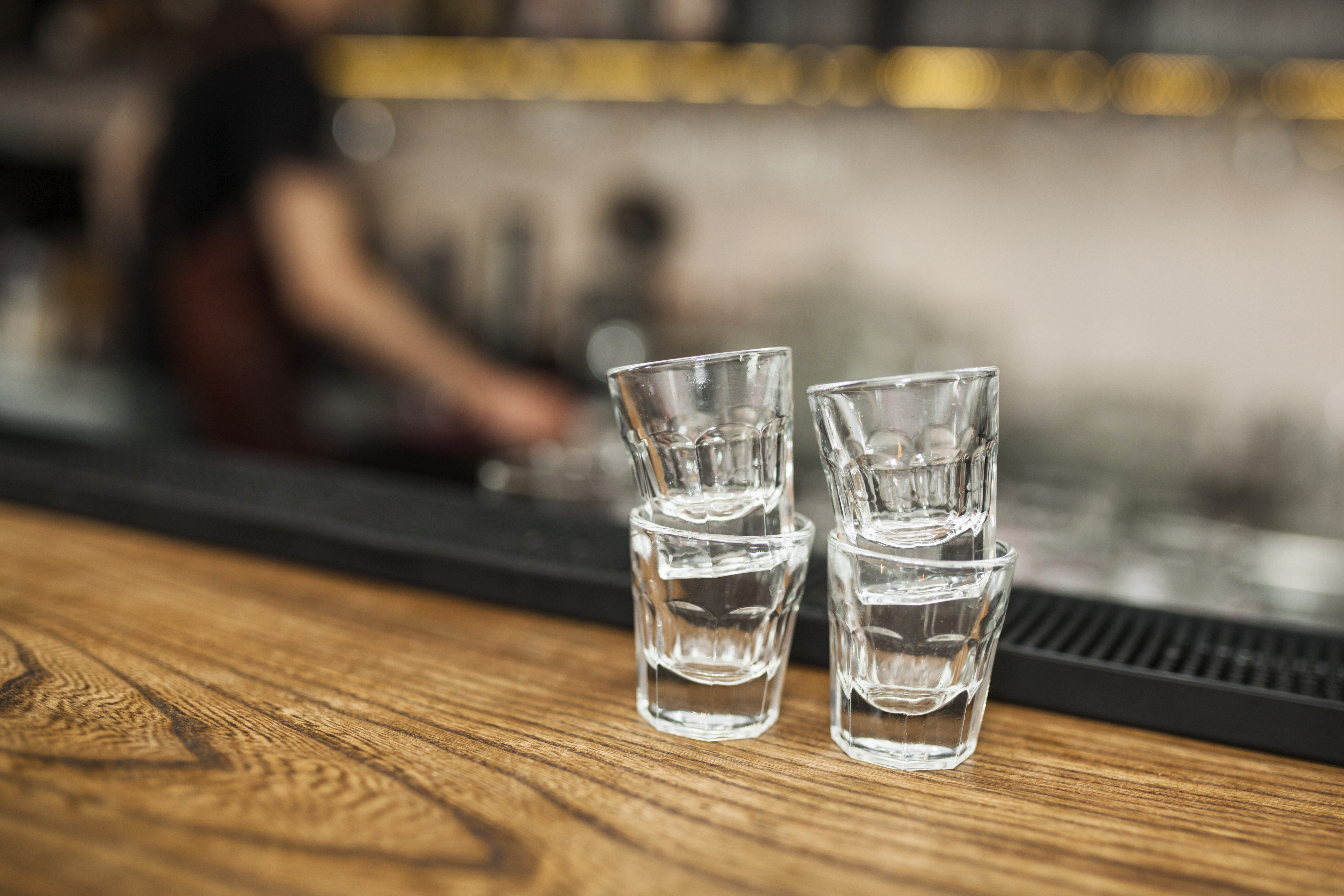 um-copos-vazios-de-tequila-no-balcao-de-bar SP tem casos de intoxicação por metanol após consumo de bebida adulterada
