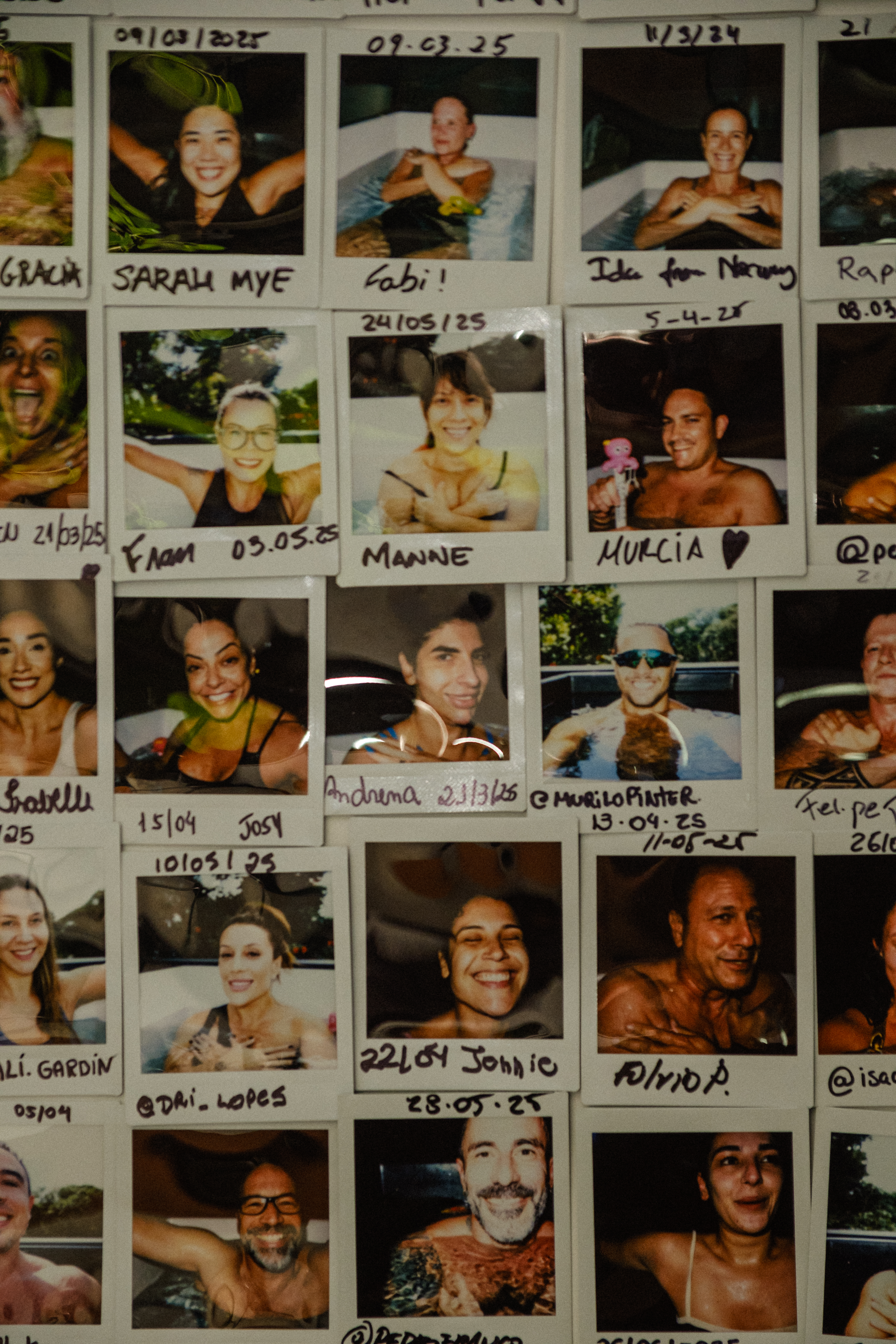 Kontrast: membros na parede de polaroids