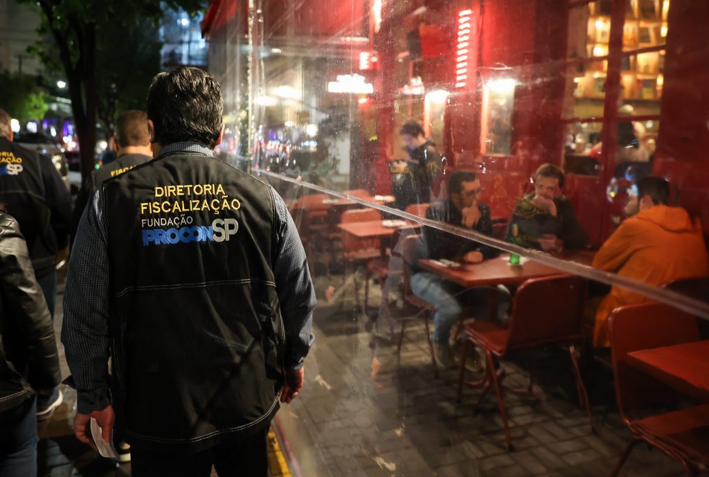 Procon e polícia fiscalizam endereços denunciados por suspeita de bebidas adulteradas