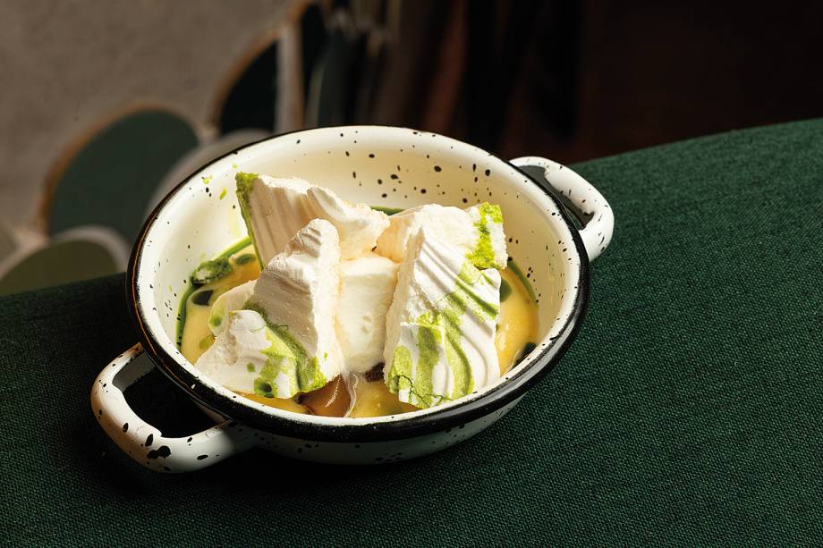 Brisa do Barú: merengue moreno com curd, creme e pêssego em calda