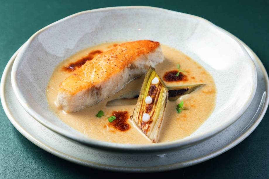Casa Allamanda: pescada-amarela com alho-poró e molho de caldo de peixe  Casa Allamanda: pescada-amarela com alho-poró e molho de caldo de peixe