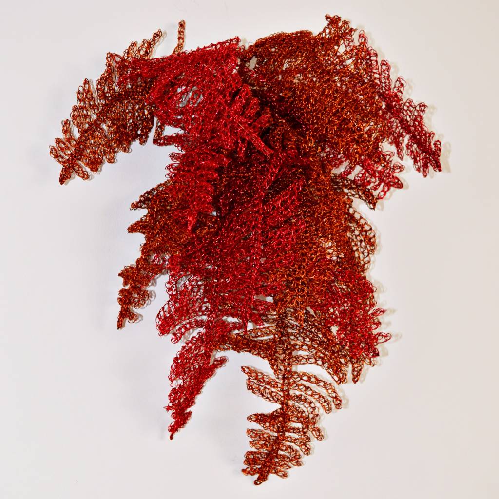 Daniela Cutait exibe esculturas inéditas de cobre e pedras naturais