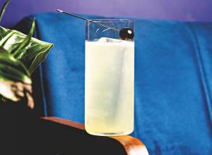 Saquê, awamori, pera, água de coco, capim-santo e uva verde: drinque sem destilado do Fifty Fifty Saquê, awamori, pera, água de coco, capim-santo e uva verde: drinque sem destilado do Fifty Fifty