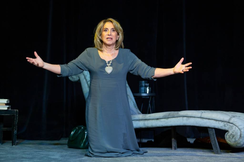 Totia Meireles encarna Lya Luft em última semana de espetáculo em SP