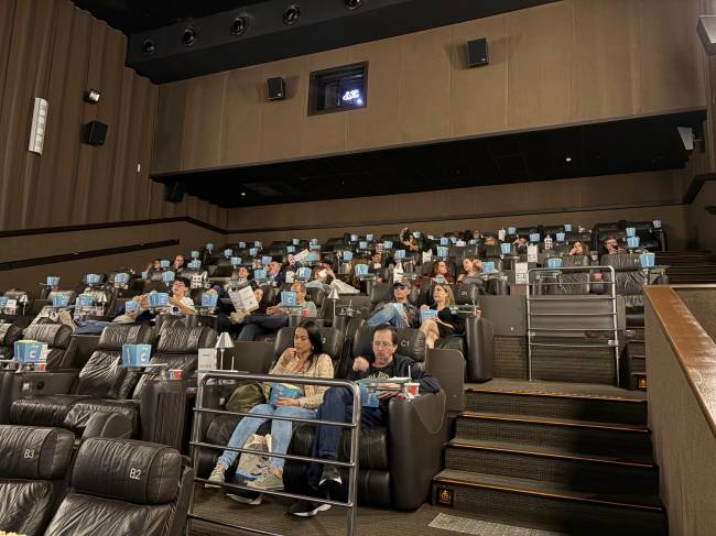 Público chegando à sala de 'Coração de Lutador'