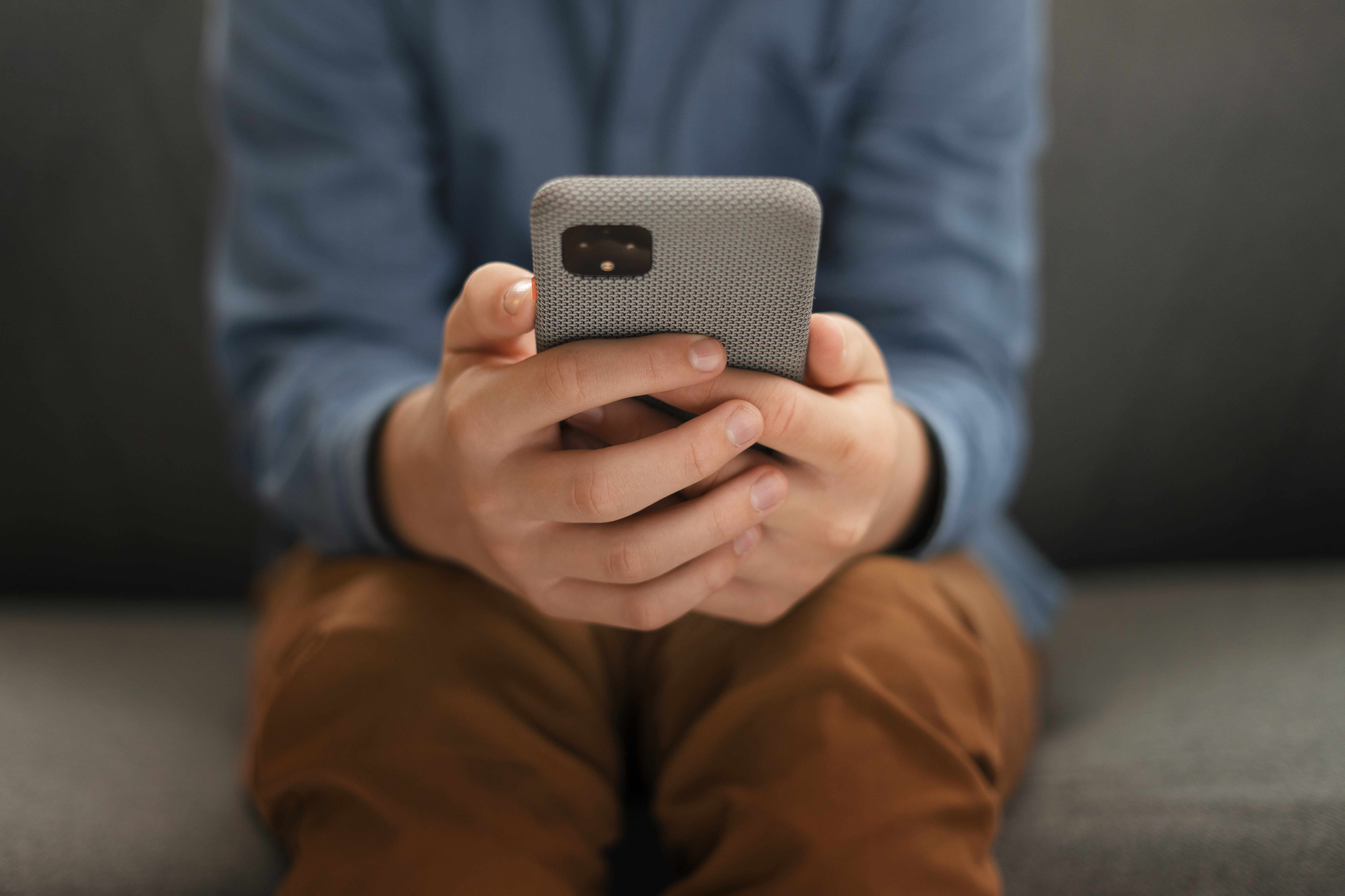 adolescente-de-vista-frontal-sendo-vitima-de-cyberbullying Da hiperconexão à hipocarência: o paradoxo do nosso tempo