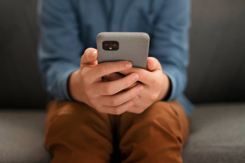 Da hiperconexão à hipocarência: o paradoxo do nosso tempo