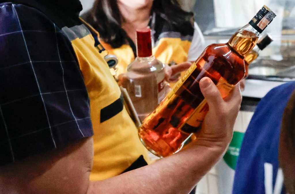 bebidas Mulheres são presas em flagrante com bebidas falsificadas no interior de SP
