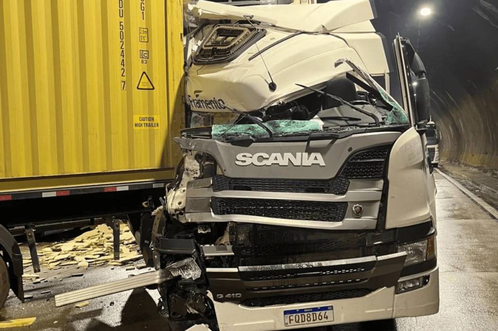 Engarrafamento entre carretas causa vazamento de carga tóxica no Rodoanel Mário Covas