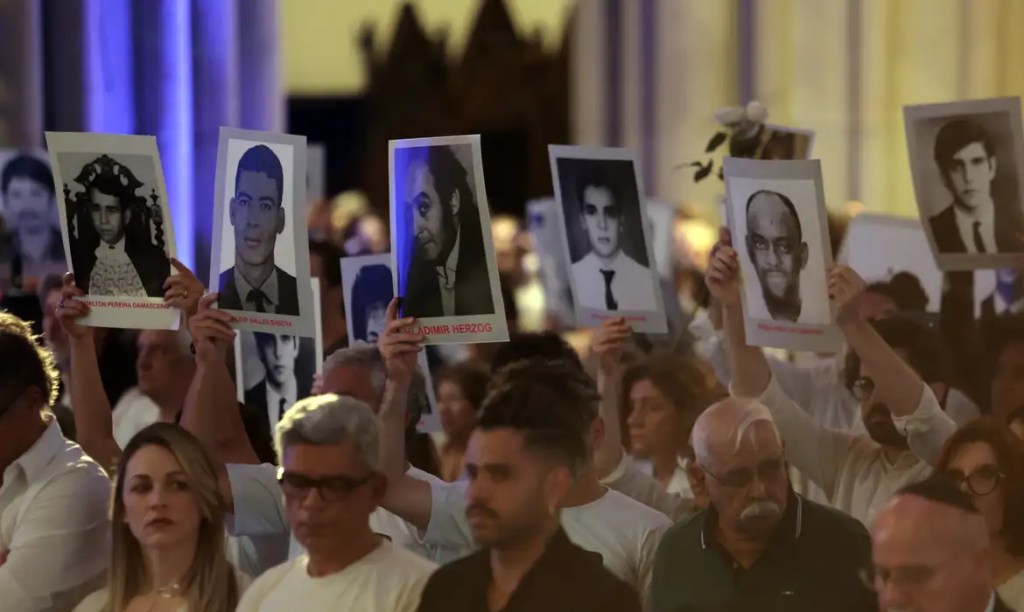 Ato inter-religioso em homenagem a Vladimir Herzog lota Catedral da Sé
