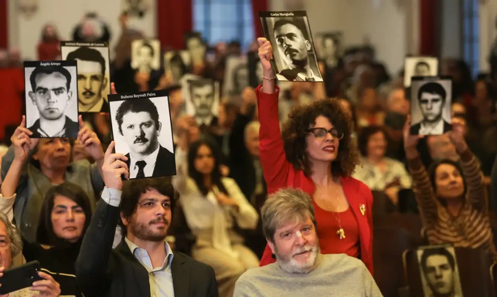 Famílias de mortos e desaparecidos da ditadura recebem certidões de óbito corrigidas
