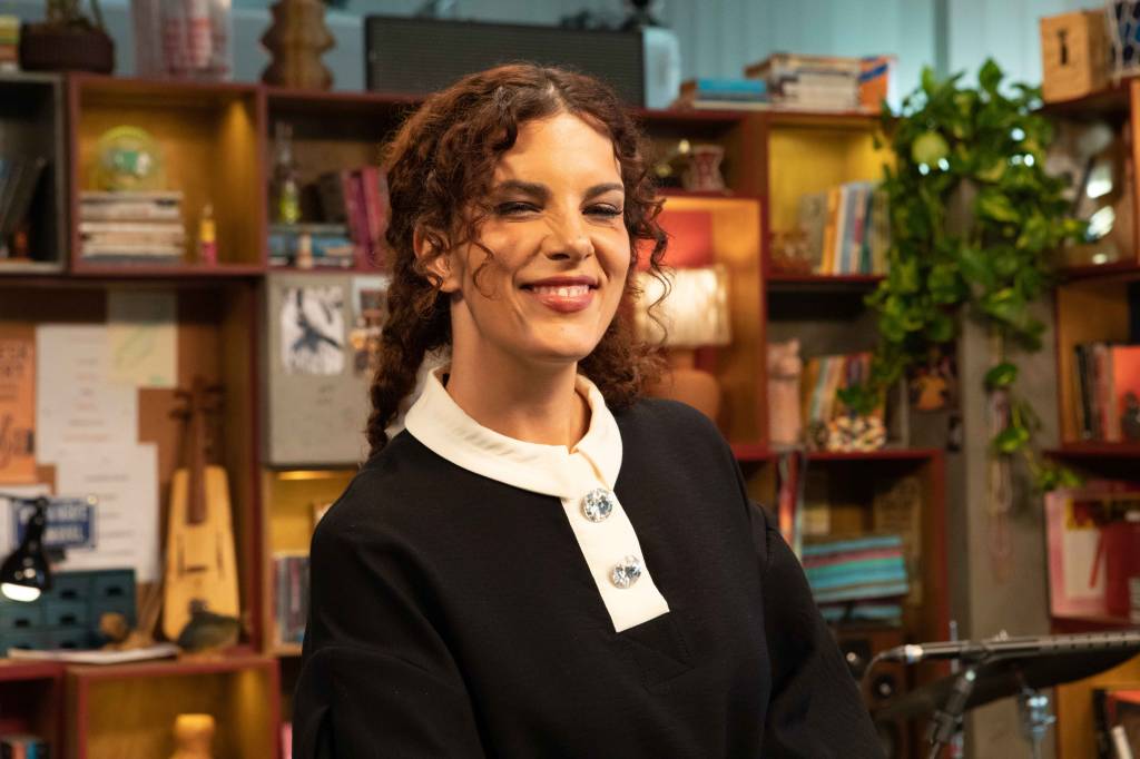 Céu passeia pelos seus 20 anos de trajetória no Tiny Desk Brasil