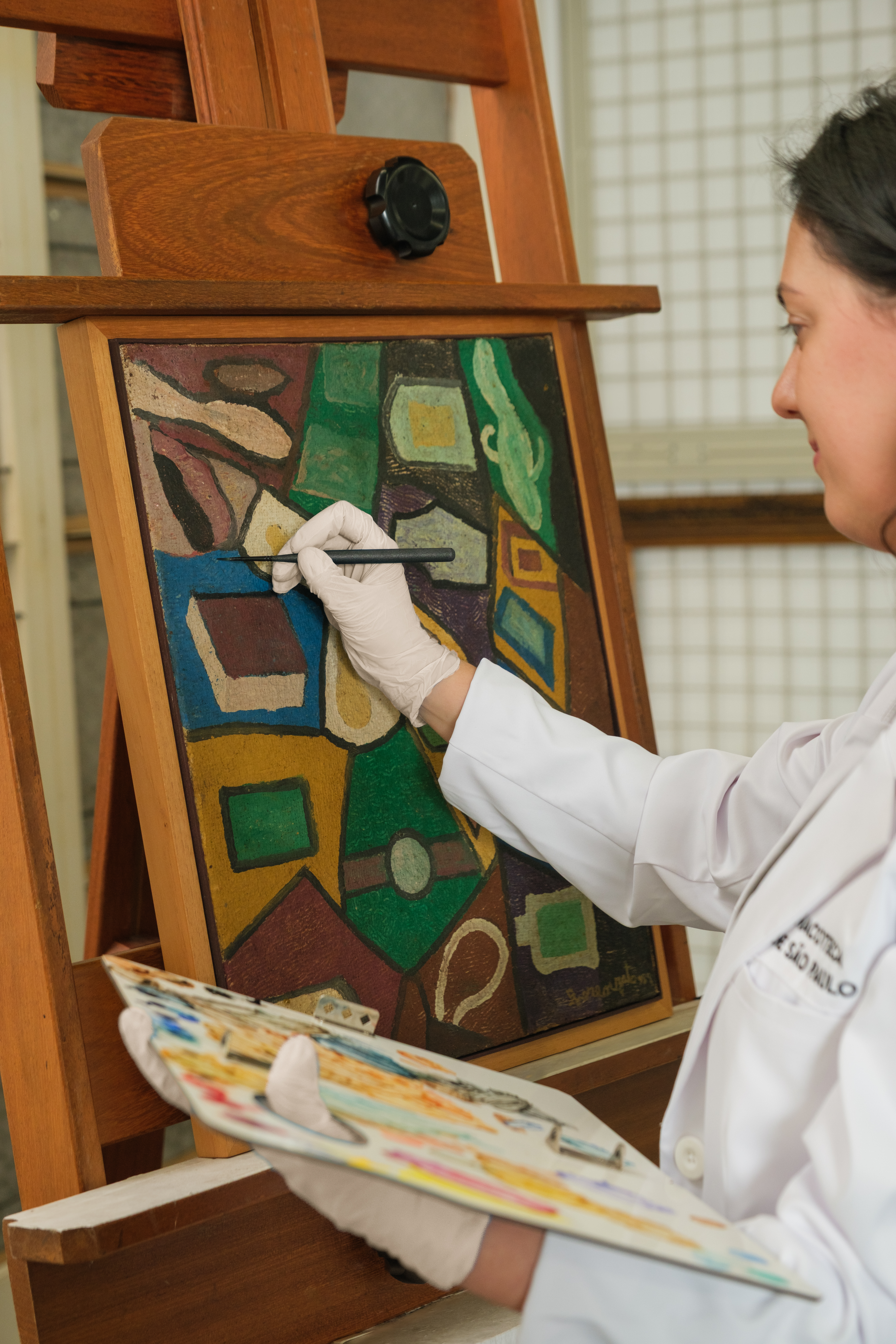 Por dentro do acervo: t&eacute;cnica de retoque de obras