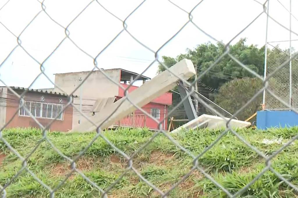 Jovem de 17 anos morre atingido por cesta de basquete em quadra pública em SP