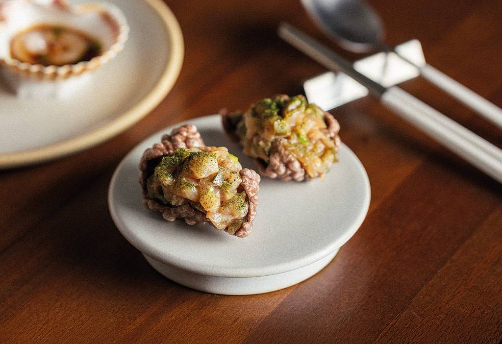 Aiô completa dois anos com menu renovado e criações no bar