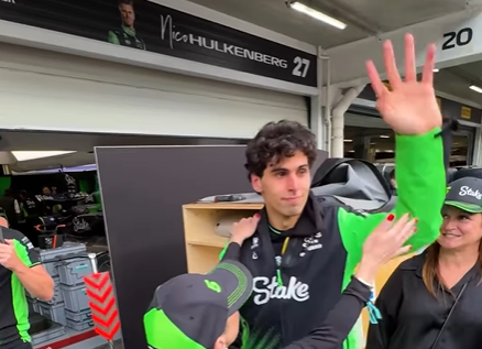 Gabriel Bortoloto acena para fãs