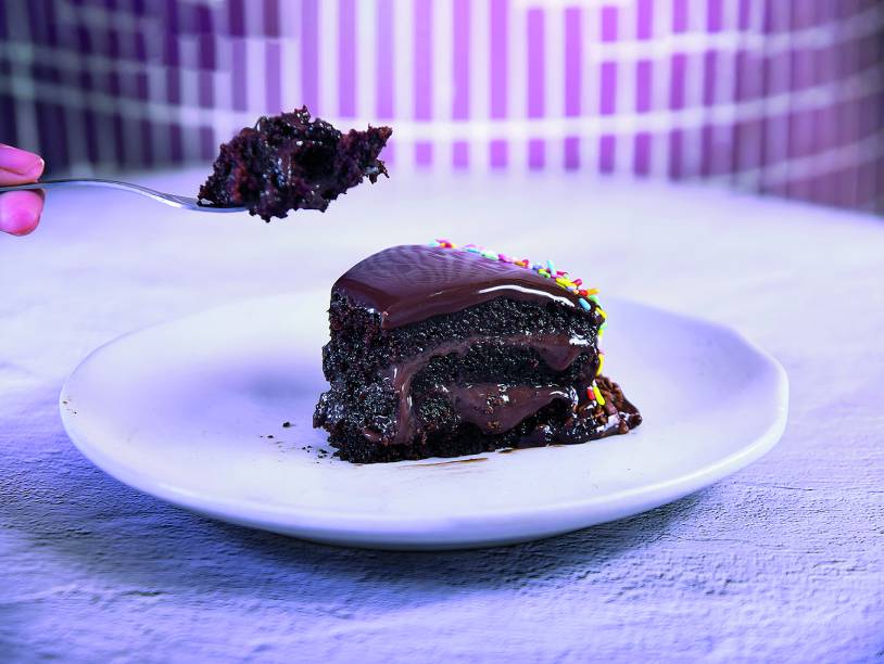 Gabô Bolos: bolo gabô com tudo fatia Gabô Bolos: bolo gabô com tudo fatia