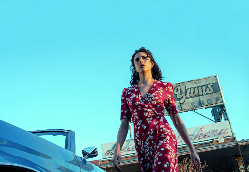 ‘Honey, Não!’ é comédia espertinha com Margaret Qualley e Chris Evans