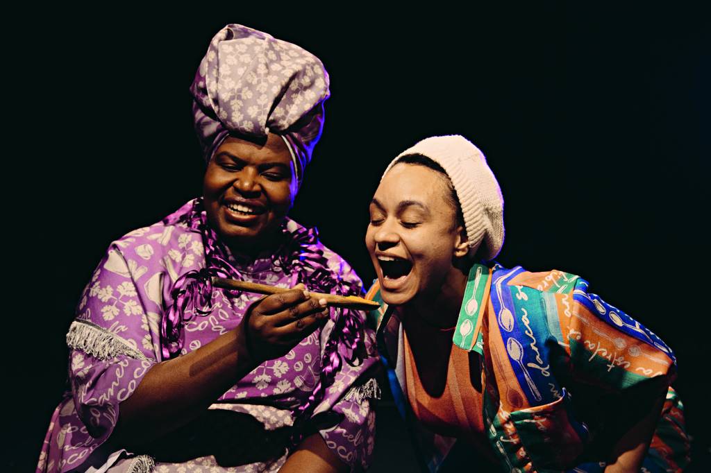 Cozinha, memória e resistência ganham vida em novo espetáculo infantil