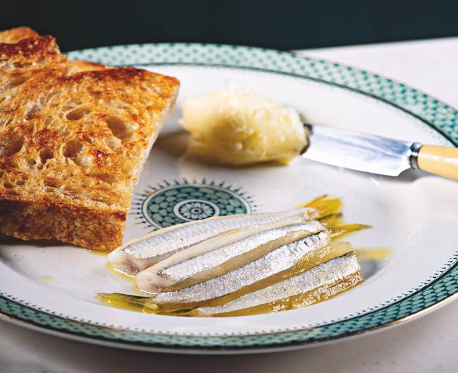 Lita: manjubinha junto de manteiga feita na casa e pão