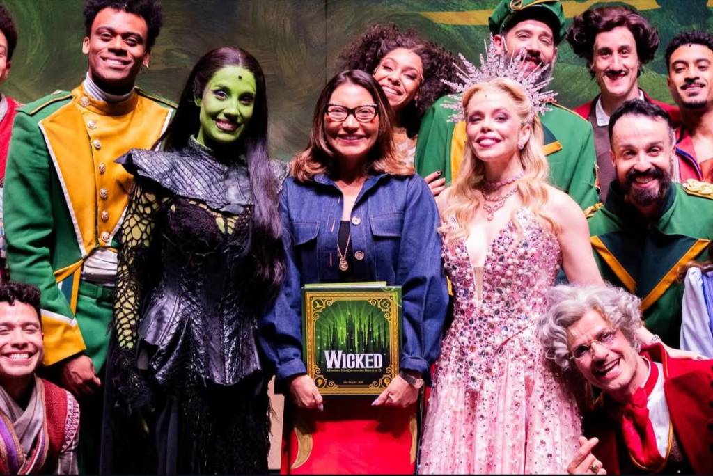 Primeira-dama Janja assiste ‘Wicked’ em SP e recebe presente de elenco