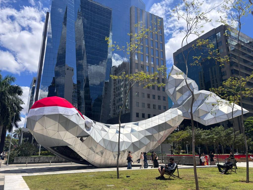 Baleia da Faria Lima vira meme com gorro de Papai Noel