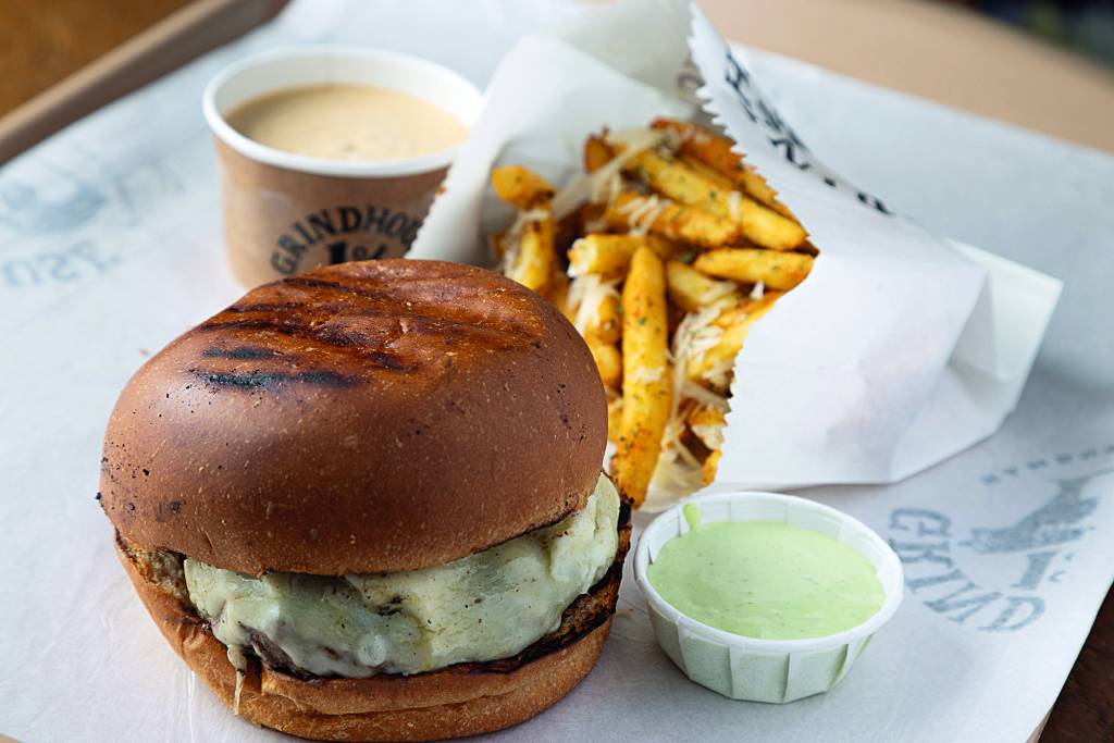 Grindhouse 1% leva hambúrguer na brasa e atmosfera rural para Pinheiros