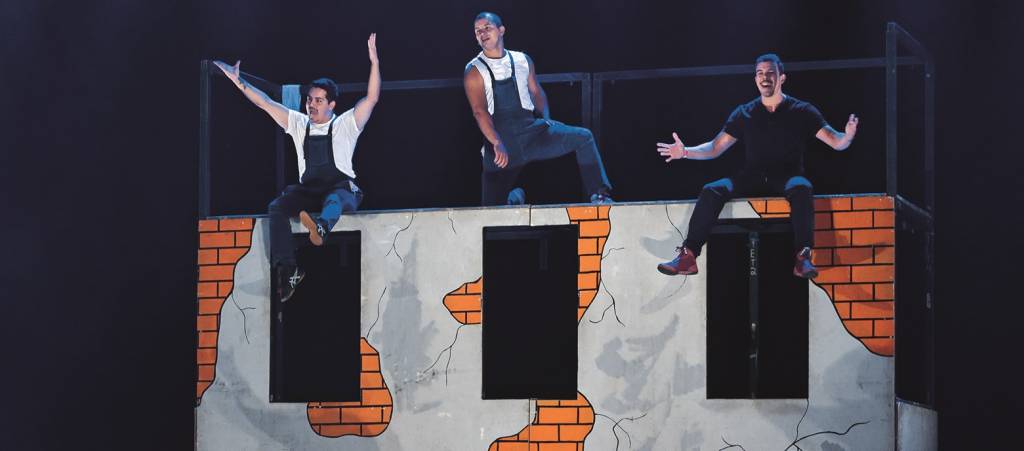 Espetáculo acrobático mostra rotina de construções