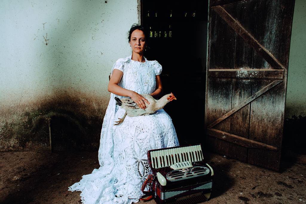 ‘Enluarada’ celebra o sertão e as mulheres com galinhada feita no palco