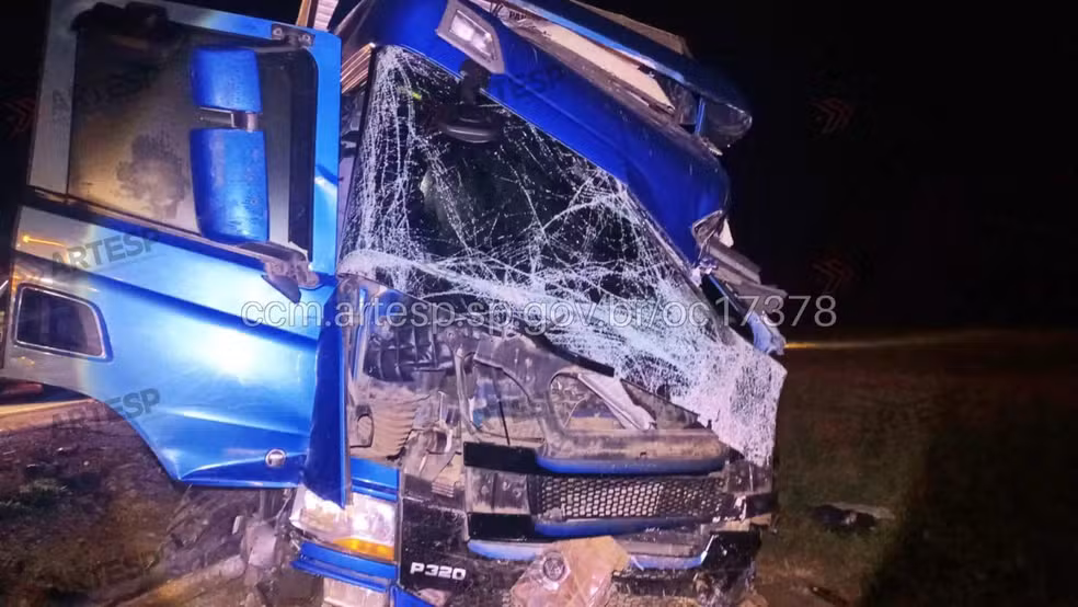 g1-23- Acidente na Castello Branco envolve ônibus da cantora Amanda Alves