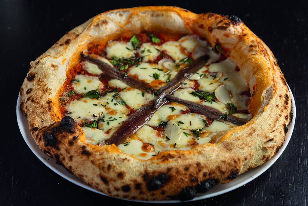 Tica Pizza assa discos para cortar com a tesoura e comer com as mãos