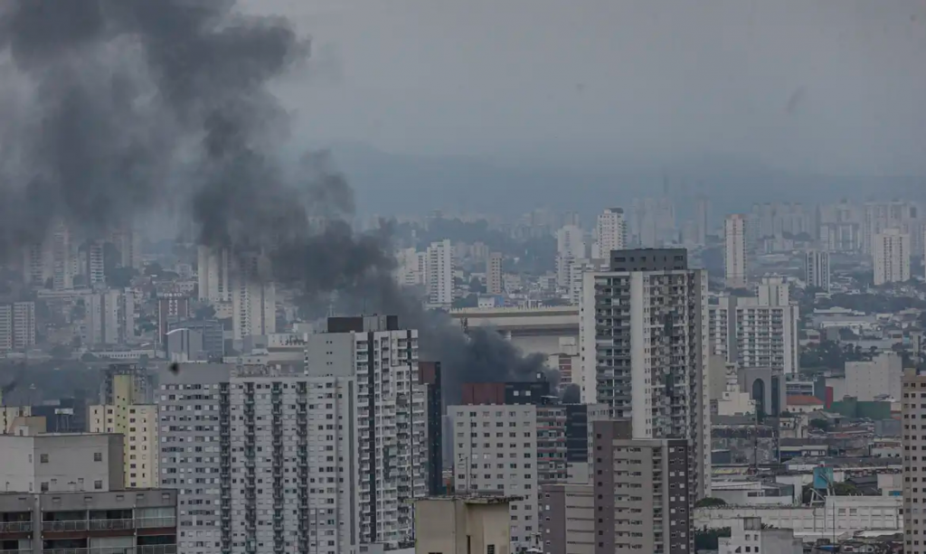 predio-1024x613-1 Incêndio atinge galpão na região do Brás em SP