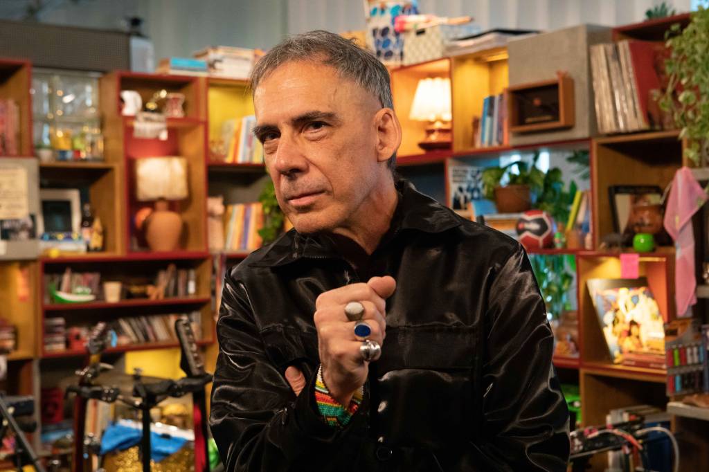 Arnaldo Antunes estreia no Tiny Desk Brasil com hits e disco novo