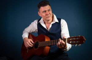 João Suplicy faz show cantando Chico Buarque