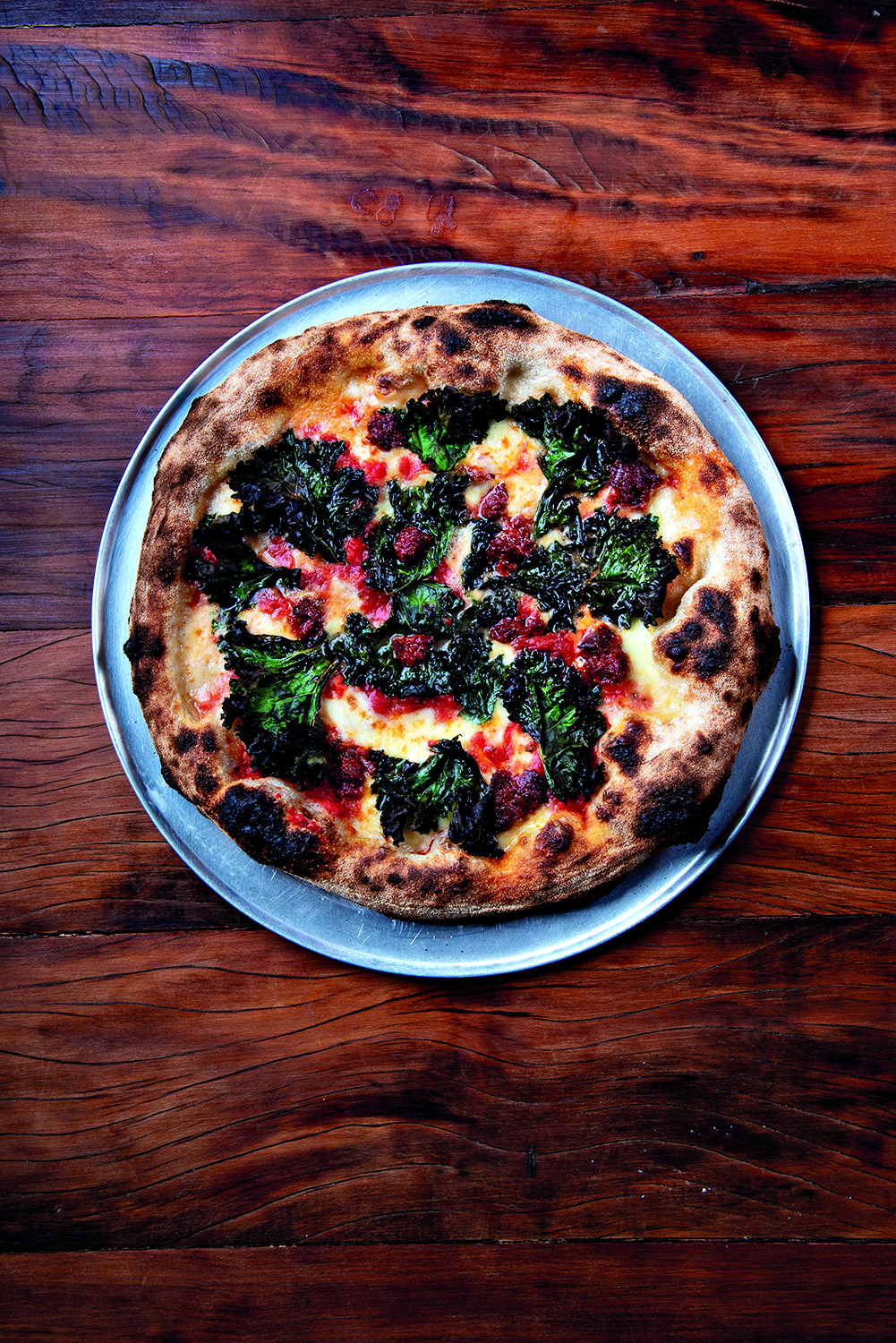 Bar Europa pizza em cima de mesa de madeira