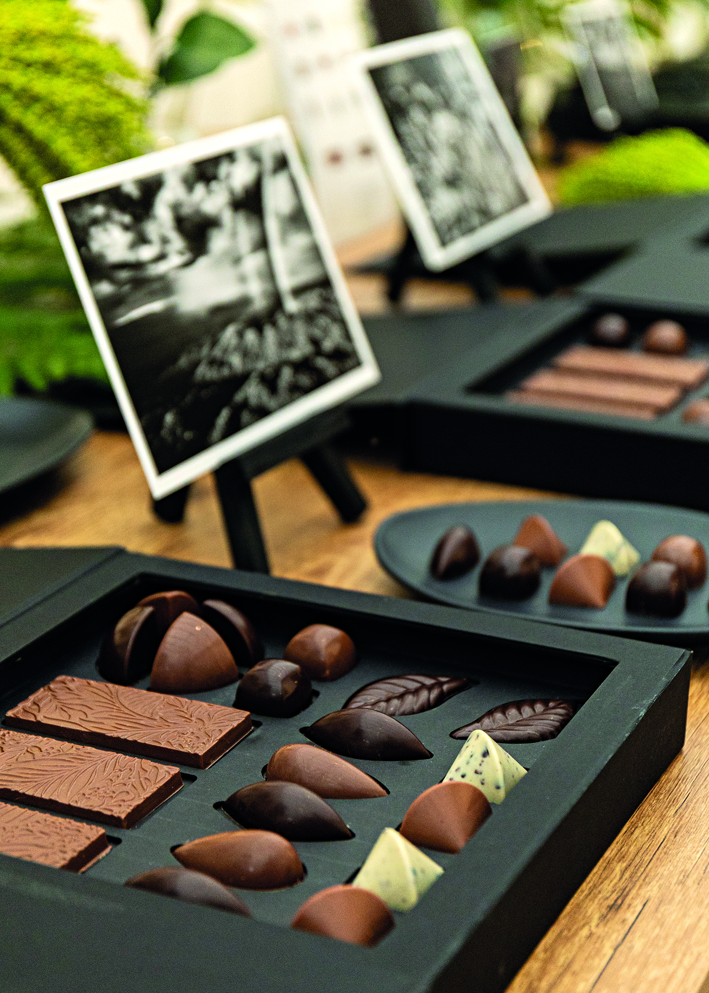 Bombons em caixa preta e fotos atrás