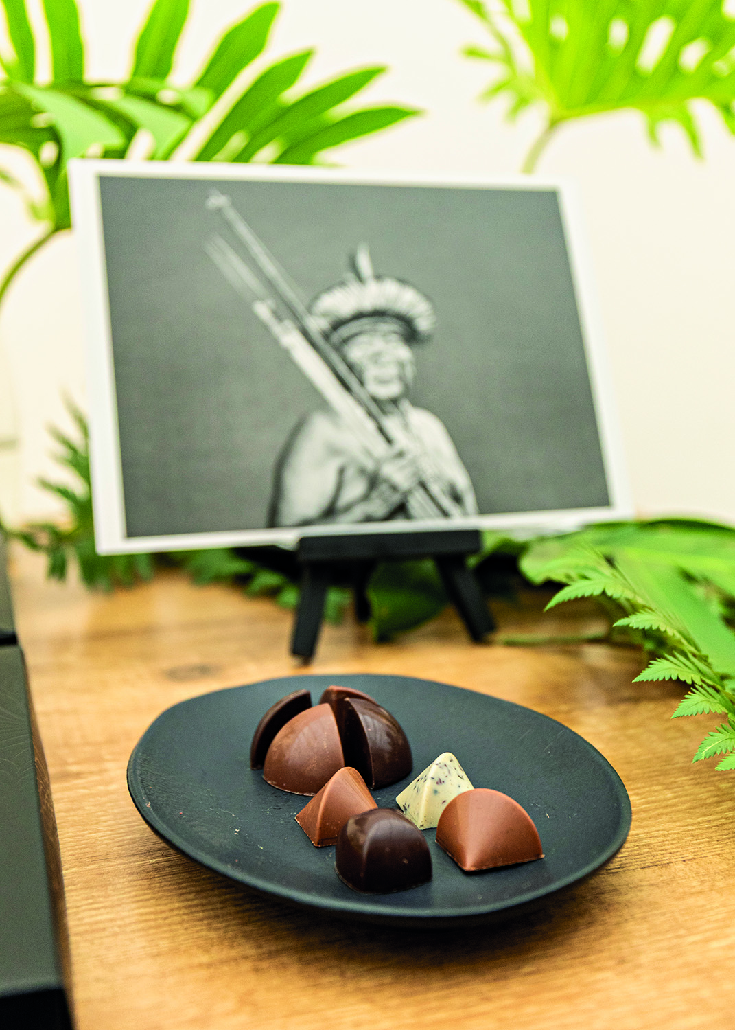 Bombons em cima de prato e foto atrás