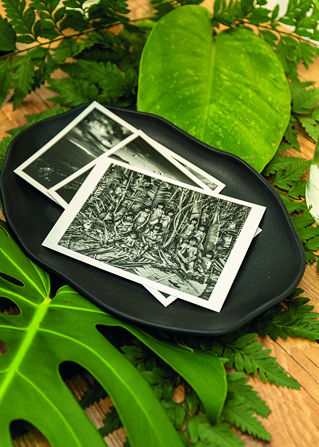 Fotos em preto e branco em cima de prato escuro