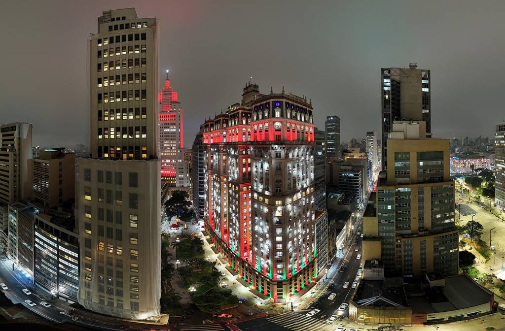 Edifício Martinelli tem iluminação natalina pela primeira vez na história