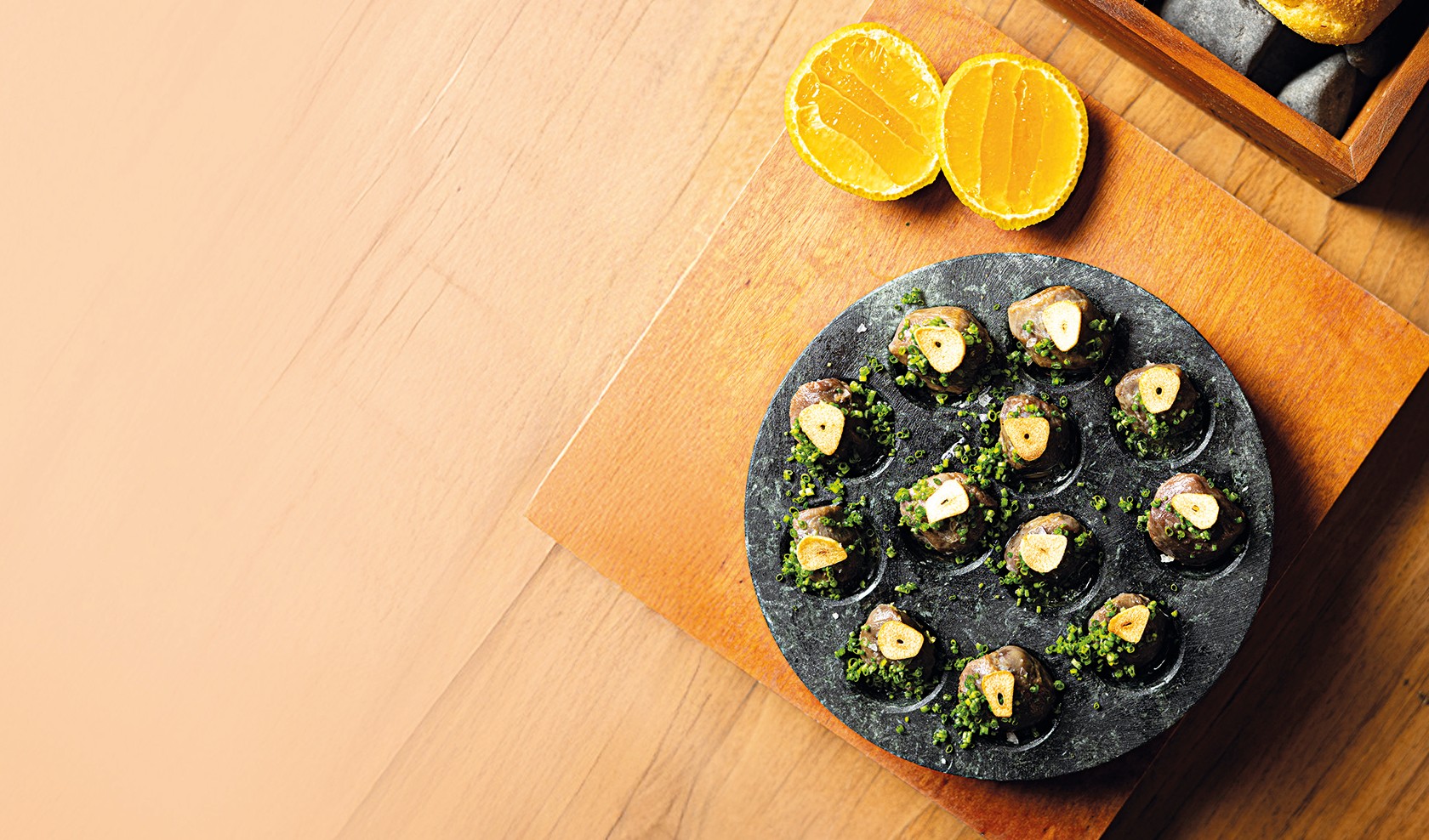 prato escuro com entrada em cima de mesa de madeira