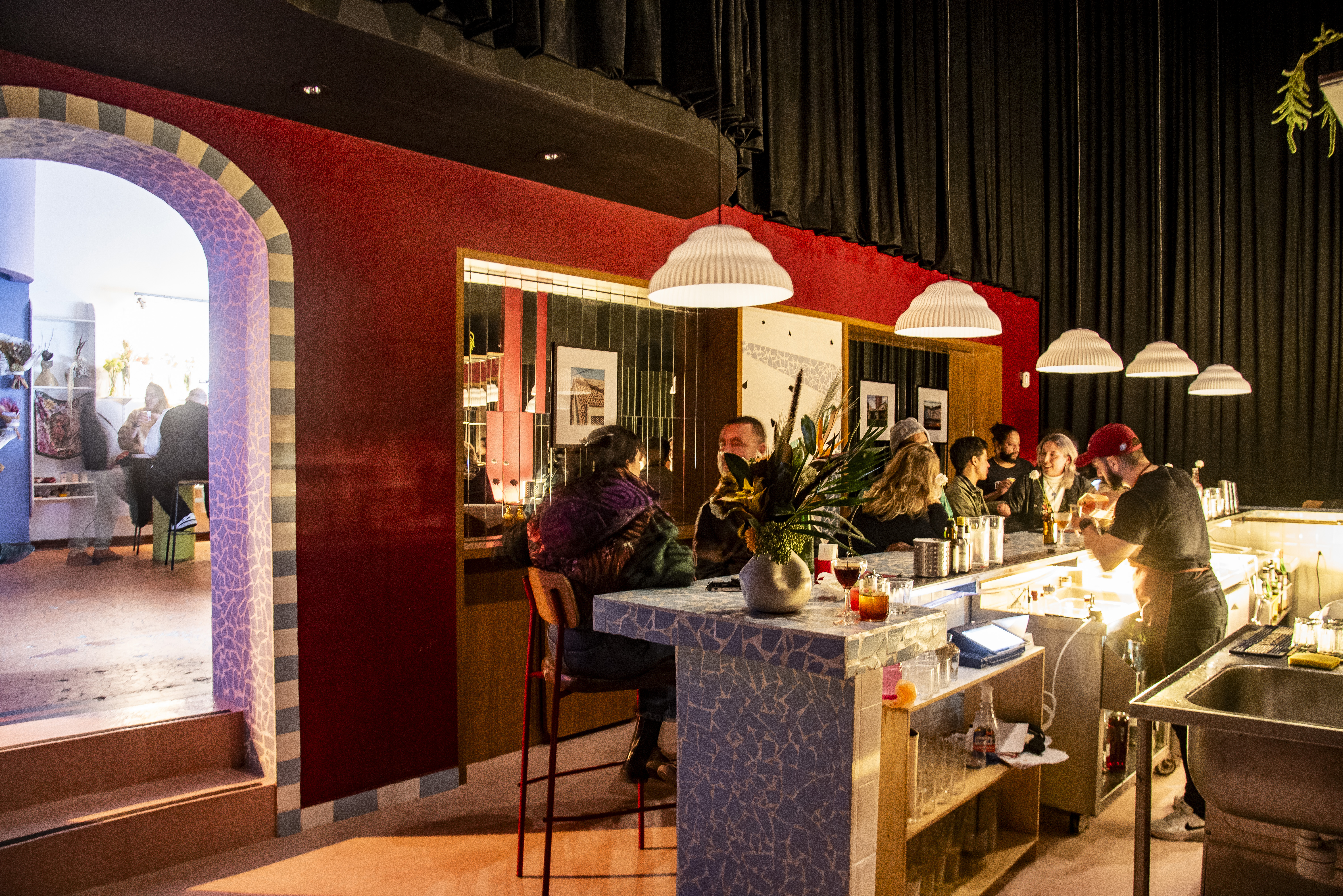 Raio que o Parta: balcão forrado de caquinhos de cerâmica