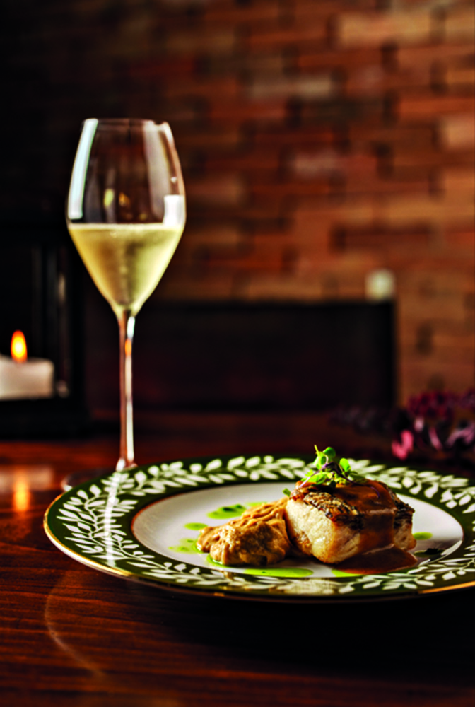 Prato com robalo e taça ao lado